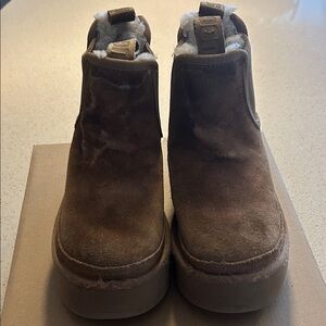 Girls size 1 platform Ugg boots